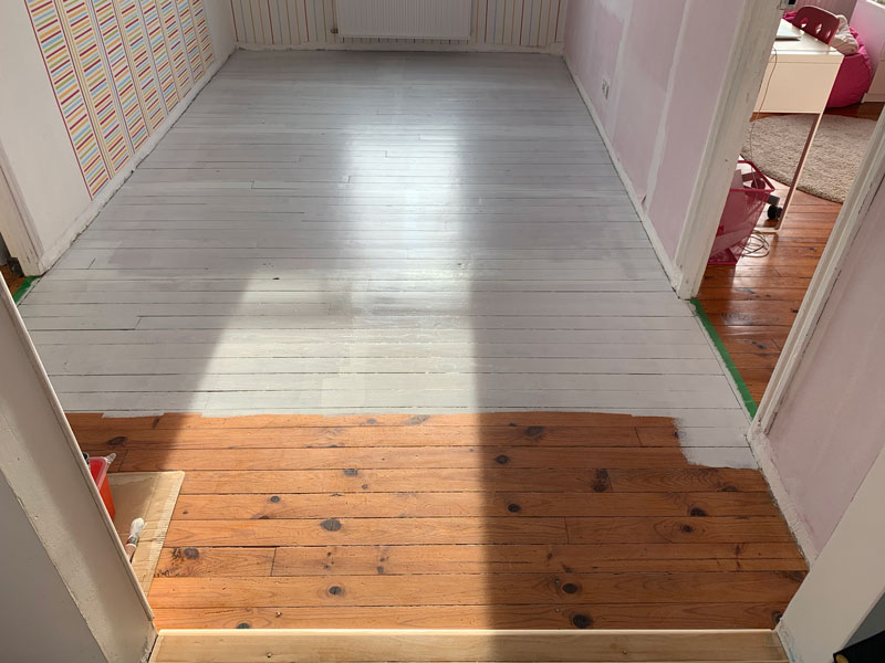 Comment peindre sur du bois sans le poncer (meuble, parquet, escalier…) ?